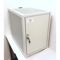 MD tetején és oldalain perforált, fémajtós, vandálbiztos számítógép szekrény, RAL7035 világosszürke 